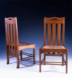 Een eiken eetkamerstoel ontworpen door Charles Rennie Mackintosh voor de Argyle Street Tearooms, c.1898-99