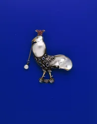 Een broche van wit en geel metaal van de Guild of Handicraft in de vorm van een ‘gekroonde’ haan, bezet met blisterparel, parels, saffieren, toermalijnen en maanstenen, ca. 1905