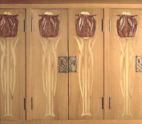 Detail van ingelegd houtsnijwerk op kast, gemaakt door de Guild of Handicraft, ca. 1898-99