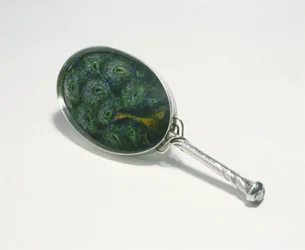 Handspiegel ontworpen door Ashbee met een pauwenmotief geëmailleerd door William Mark, vervaardigd door de Guild of Handicraft, 1903