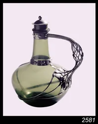 Groene glazen karaf met zilveren monturen met makersmerk van de Guild of Handicraft, 1901