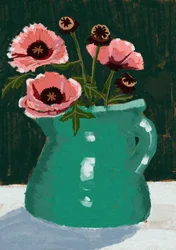 Roze klaprozen in een groene vaas