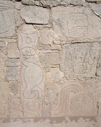 Precolumbiaanse kunst: reliëf op ruïnes, 9e eeuw v.Chr. (fotografie)
