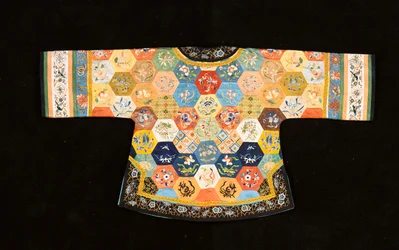 Een Chinese informele patchwork jas, samengesteld uit zeshoeken van geborduurde zijden