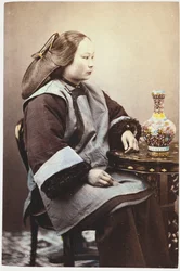 Een handgekleurde foto van een jonge Chinese vrouw