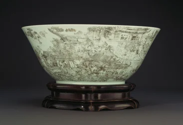 Een grote gegraveerde porseleinen kom die een doorlopend tafereel van dames in de paleistuinen uitbeeldt, 1796-1820