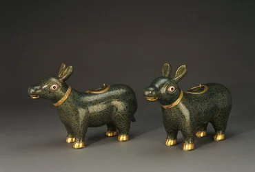Een paar cloisonné emaille tapirvormige vaten