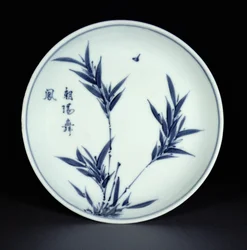 Blauw-witte kosometsuke schotel beschilderd met bamboe en kalligrafie, Tianqi merk en periode, 1621-27 (porselein)