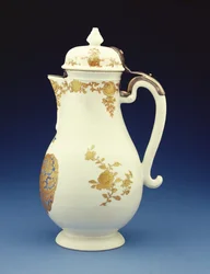 Koffiepot van Meissen vorm, voornamelijk versierd in goud met de wapens van Gustav Gabriel Loodh, Qianlong periode (1736-95)