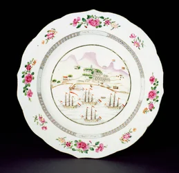 Dinerbord geschilderd in Famille Rose met de Tafelberg en vier schepen met de Nederlandse vlag bij Kaap de Goede Hoop, Qianlong periode (1736-95) ca.1770
