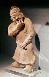 Beeldje van een fluitende acteur, uit Jiaozuo, Henan, Yuan-dynastie (1271-1368)