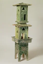 Groen geglazuurd model van een toren in drie afneembare secties, Han Dynastie