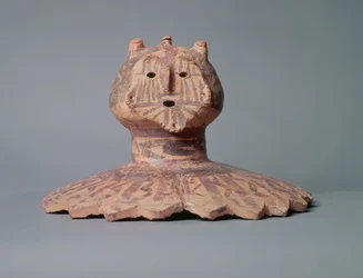 Deksel van een Yangshao-pot, mogelijk het gezicht van een sjamaan voorstellend, Yangshao-periode, c.2500 v.Chr. (aardewerk)