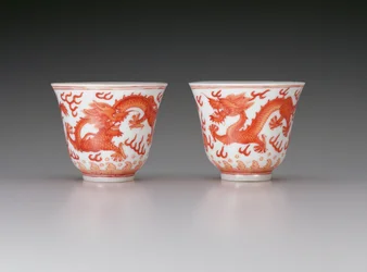 Paar wijnglazen, met vijfklauwige draken op jacht naar vlammende parels, Guangxu merk en periode 1875-1908, Chinees