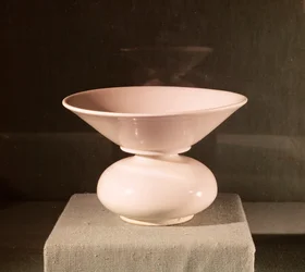 Porseleinen spuwbak, uit Xian, Shaanxi, Tang-dynastie (618-907 AD)