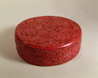 Rode lakdoos versierd met pioenen, 1426-27