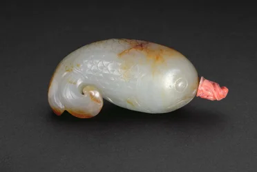 Snuiffles in de vorm van een vis met een gekrulde drielobbige staart (celadon en koraal)
