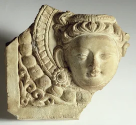 Tegel met Bodhisattva-hoofd, Mingoi, 6e-7e eeuw