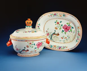 Terrine, deksel en standaard beschilderd met het Dubbele Pauwenpatroon, Qianlong-periode (1736-95)