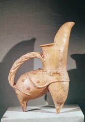 Witte aardewerk kuei driepoot kruik, uit Weifang, Shandong, 3e-2e millennium v.Chr. (klei)