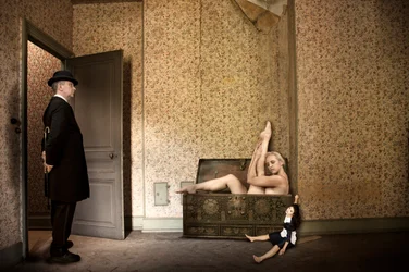 Contortionist in een oude kamer