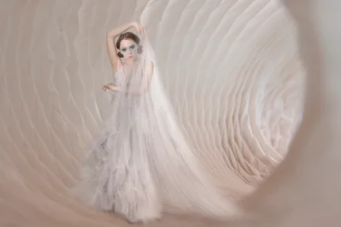 Elegante vrouw met sluier