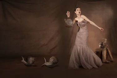 Elegante vrouw met slakken