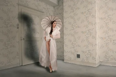 Etherische danseres met paraplu