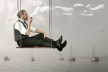 Man op een Sky Swing
