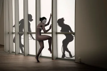 Schaduwen van een gemaskerde danseres