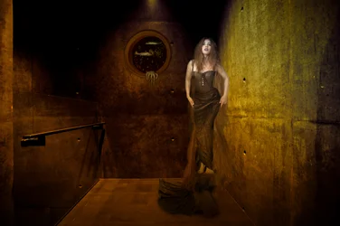 De mysterieuze vrouw bij het portaal
