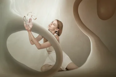 Vrouw met een lamp in haar hand