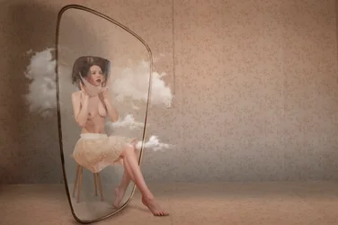 Vrouw in een wolkenbel