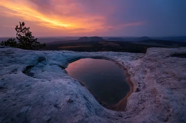 Dramatische weerspiegeling van de zonsondergang