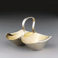 Een witte metalen mand