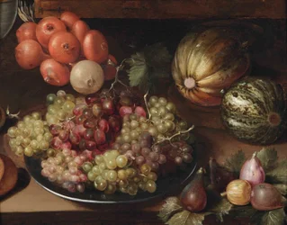 Witte en rode druiven op een tinnen bord, een sliert uien, twee meloenen en vijgen, alles op een houten tafel