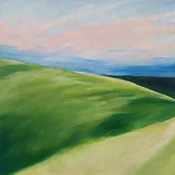 Groene heuvels en een pastelkleurige lucht