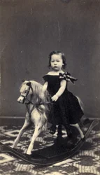 Jong meisje op hobbelpaard, 1860s