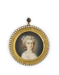 Comtesse Diane de Polignac, in laag uitgesneden witte jurk, bloemen en pepermuntgroen lint in haar opgestoken gepoederde haar, met een parelketting en oorbellen