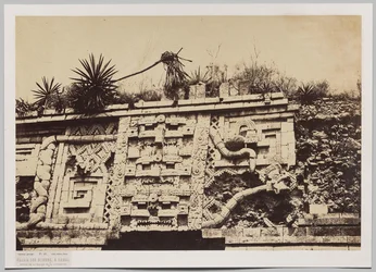 Paleis van de nonnen in Uxmal (detail van de gevel van de slang)