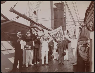 Officieren en bemanning die toosten met champagne en sigaren op het dek van de S.S. "Umbria", c.1897 (zwart-wit foto)