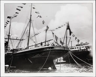 De achtersteven van de S.S. "Umbria" in het dok, ca. 1900 (zwart-wit foto)