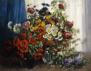 Klaprozen, Chrysanten, Pioenen en andere Wilde Bloemen in Glazen Vazen