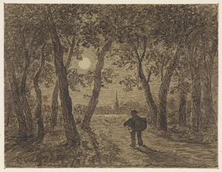 Man wandelend uit een bos bij maanlicht