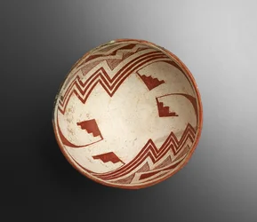 Kom met geometrische ontwerpen, 900-1100