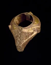Bruidsarmband (gelang gadang podang), eind 19e-begin 20e eeuw (gehamerd goud met filigraan en granulatie)