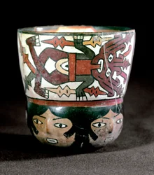 Precolumbiaanse kunst: terracotta mok versierd met godheden en gezichten van de site van Nazca. 100 v.Chr.-800 na Chr.
