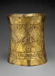 Kroon die heersers of goden afbeeldt met ceremoniële staven, 800-1350 AD