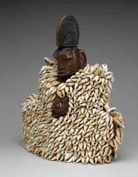 Tweelingfiguur (ere ibeji) met kledingstuk