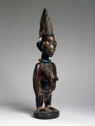 Tweelingfiguur (ere ibeji), Ila-Orangun regio, Nigeria, laat 19e of vroeg 20e eeuw (hout, glazen kralen en sporen van tukula)
